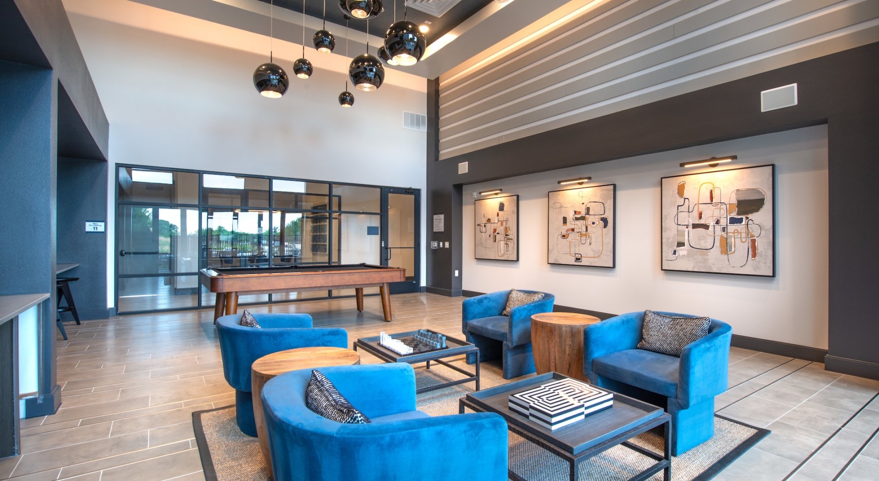 room with four blue chairs and coffee tables